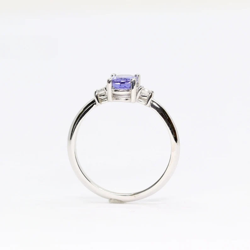 14K OVAL TANZANITE 0.10CT DIAMOND RING