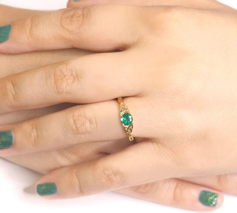 14K LAB EMERALD TWIST RING