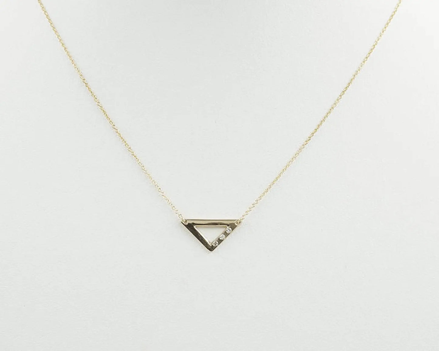 14K 3 DIAMOND TRIANGLE NECKLCE