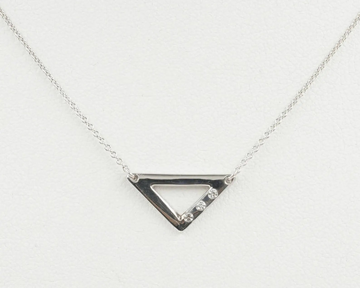 14K 3 DIAMOND TRIANGLE NECKLCE