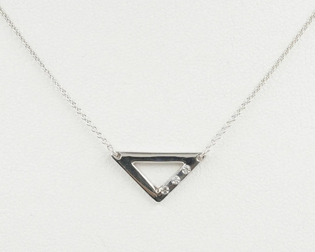14K 3 DIAMOND TIRANGLE NECKLCE
