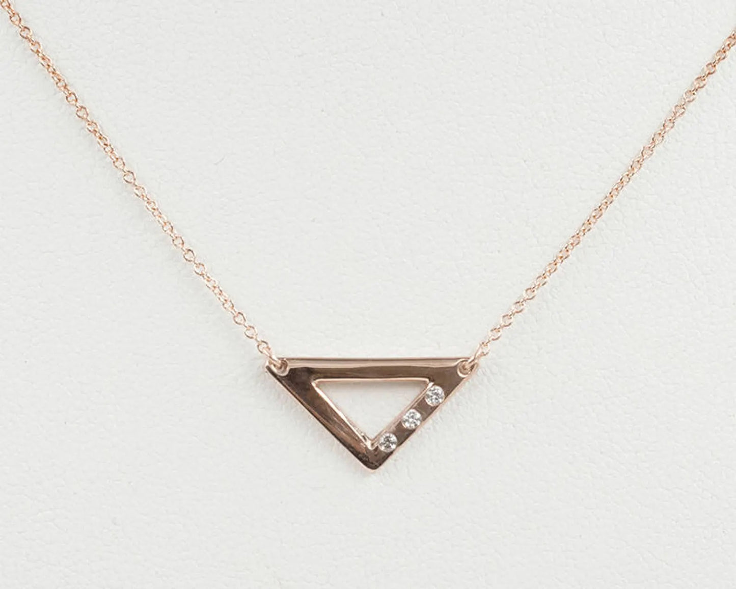 14K 3 DIAMOND TRIANGLE NECKLCE