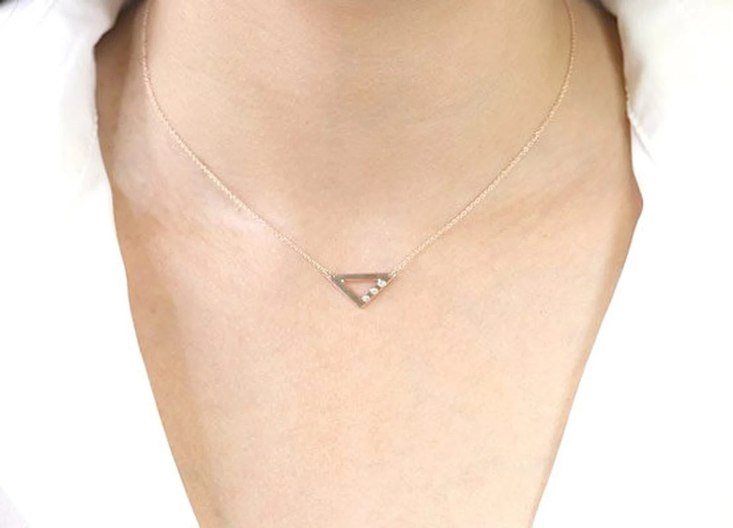 14K 3 DIAMOND TRIANGLE NECKLCE