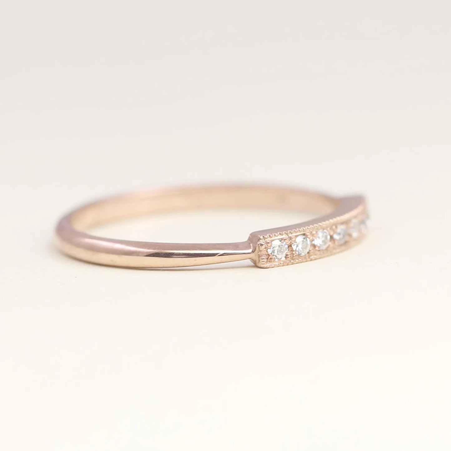 14K 8 DIAMOND MINI BAR MILGRAIN BAND