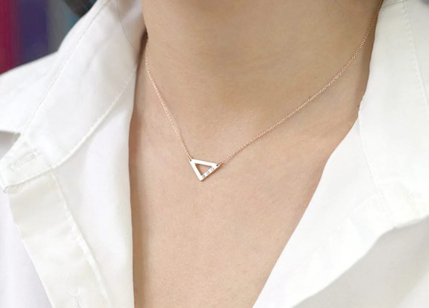 14K 3 DIAMOND TRIANGLE NECKLCE