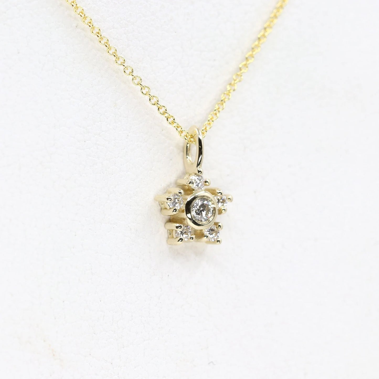 14K 0.13CT DIAMOND TINY STAR NECKLACE