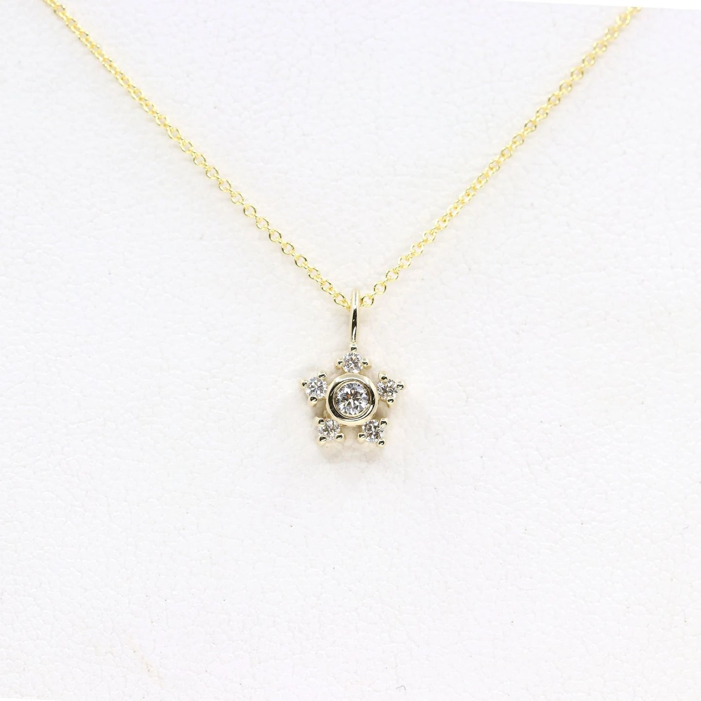 14K 0.13CT DIAMOND TINY STAR NECKLACE