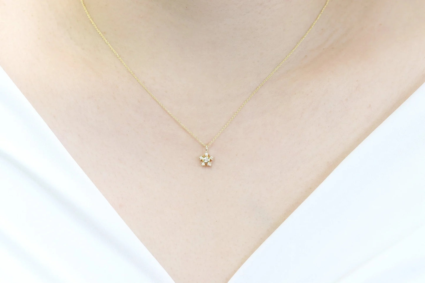 14K 0.13CT DIAMOND TINY STAR NECKLACE