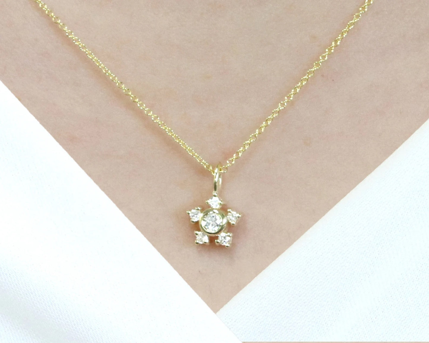 14K 0.13CT DIAMOND TINY STAR NECKLACE