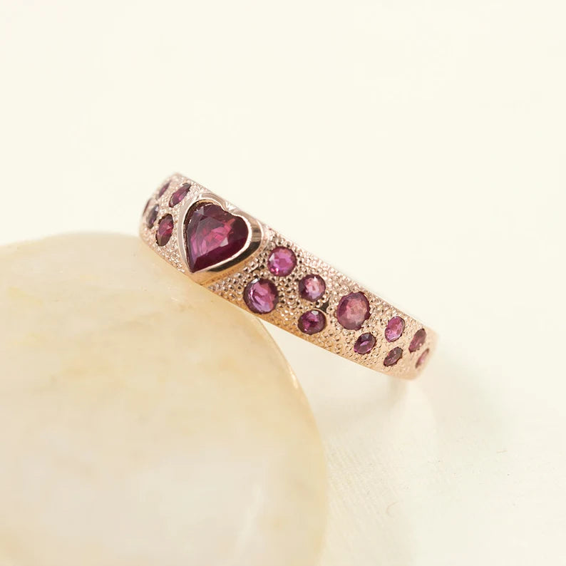 14K HEART RUBY HAMMERED BAND