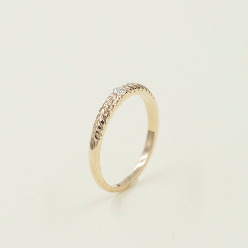 14K DIAMOND ARROW PATTERN BAND