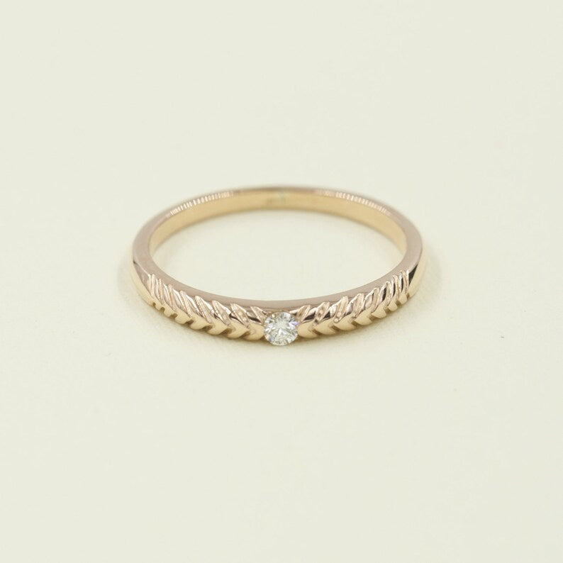 14K DIAMOND ARROW PATTERN BAND