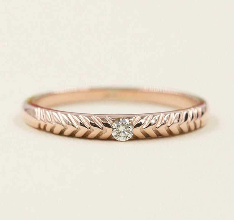 14K DIAMOND ARROW PATTERN BAND