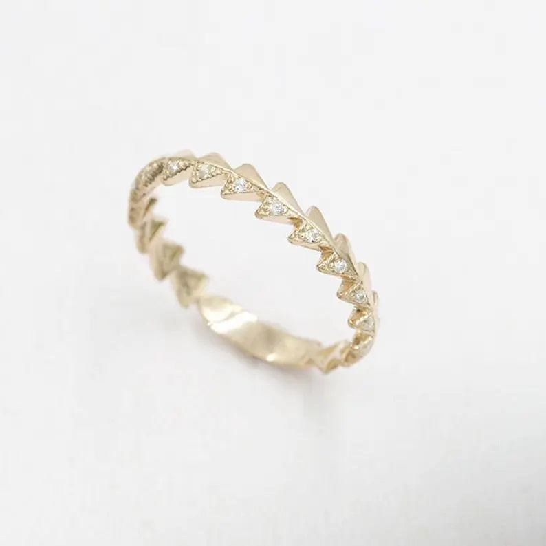 14K DIAMOND ARROW PATTERN BAND