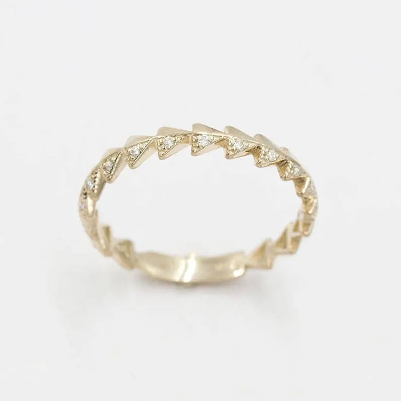 14K DIAMOND ARROW PATTERN BAND