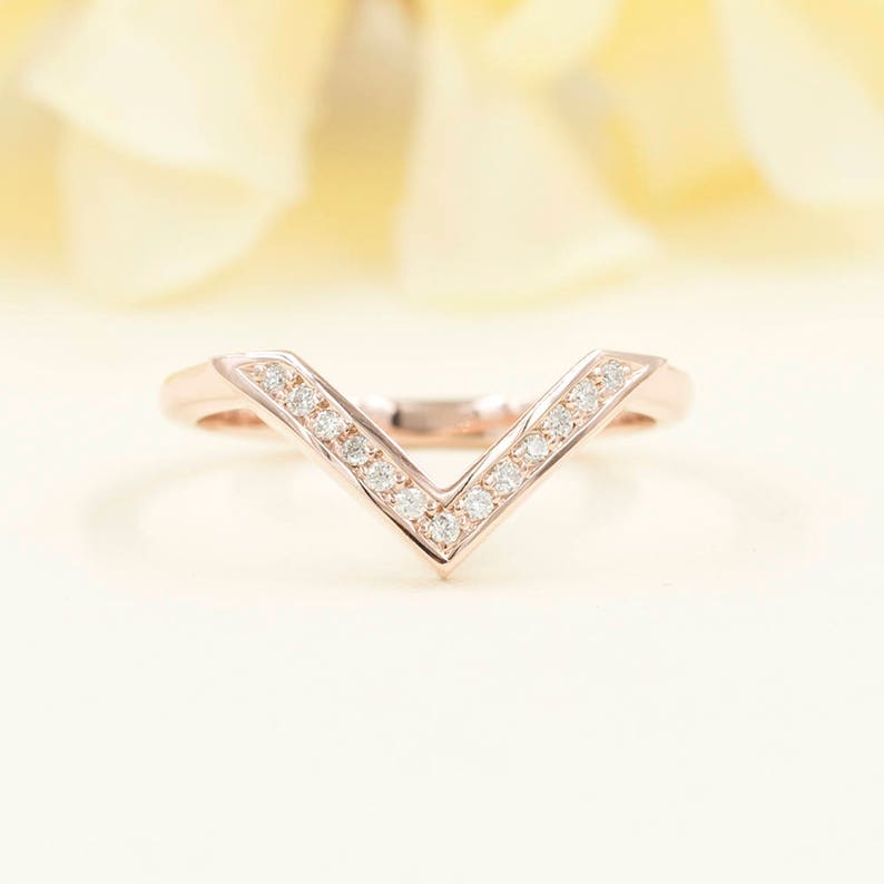 14K 0.10CT DIAMOND V SHAPE CHEVRON BAND