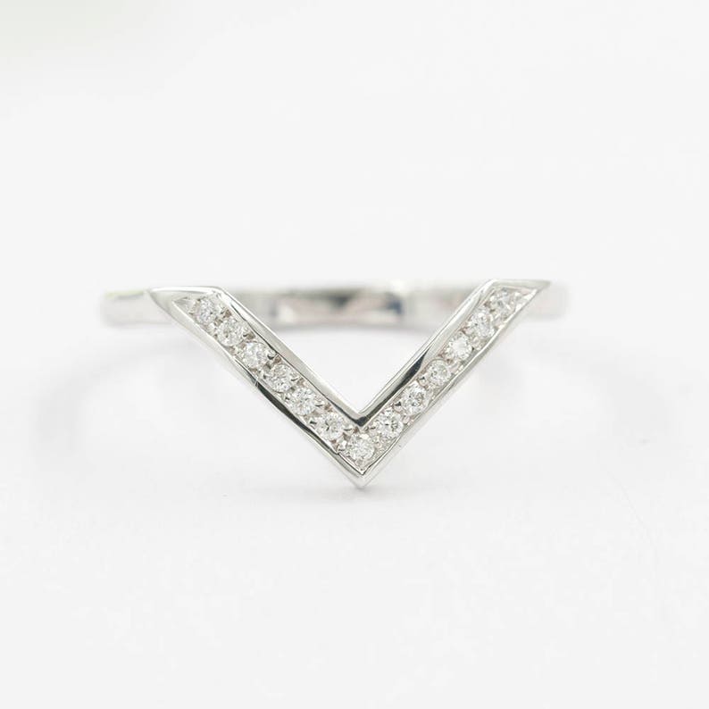 14K 0.10CT DIAMOND V SHAPE CHEVRON BAND