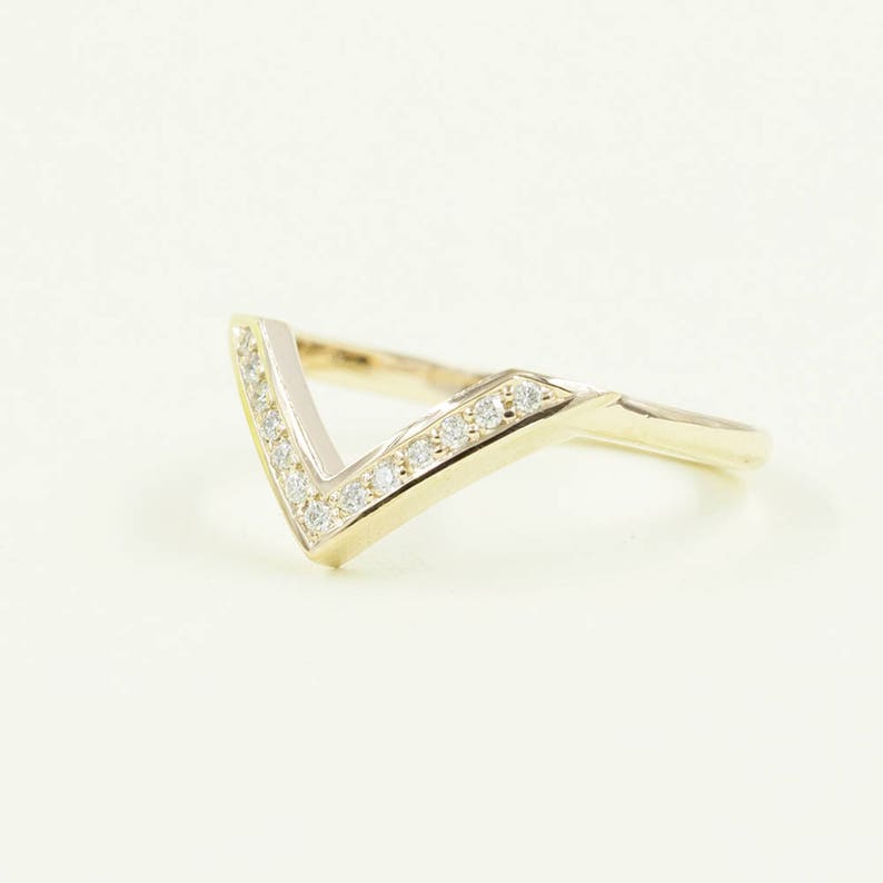 14K 0.10CT DIAMOND V SHAPE CHEVRON BAND