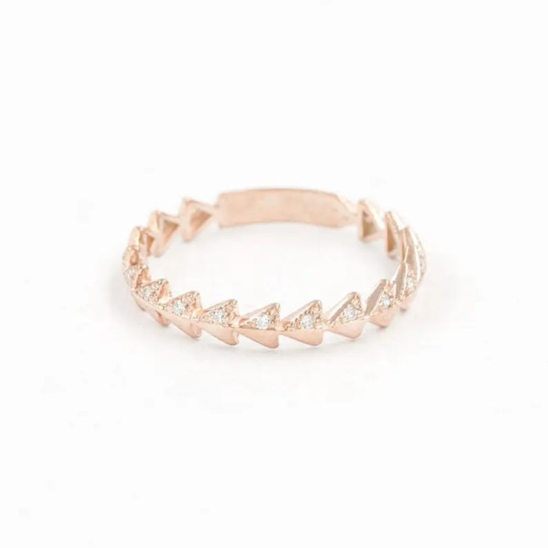 14K DIAMOND ARROW PATTERN BAND