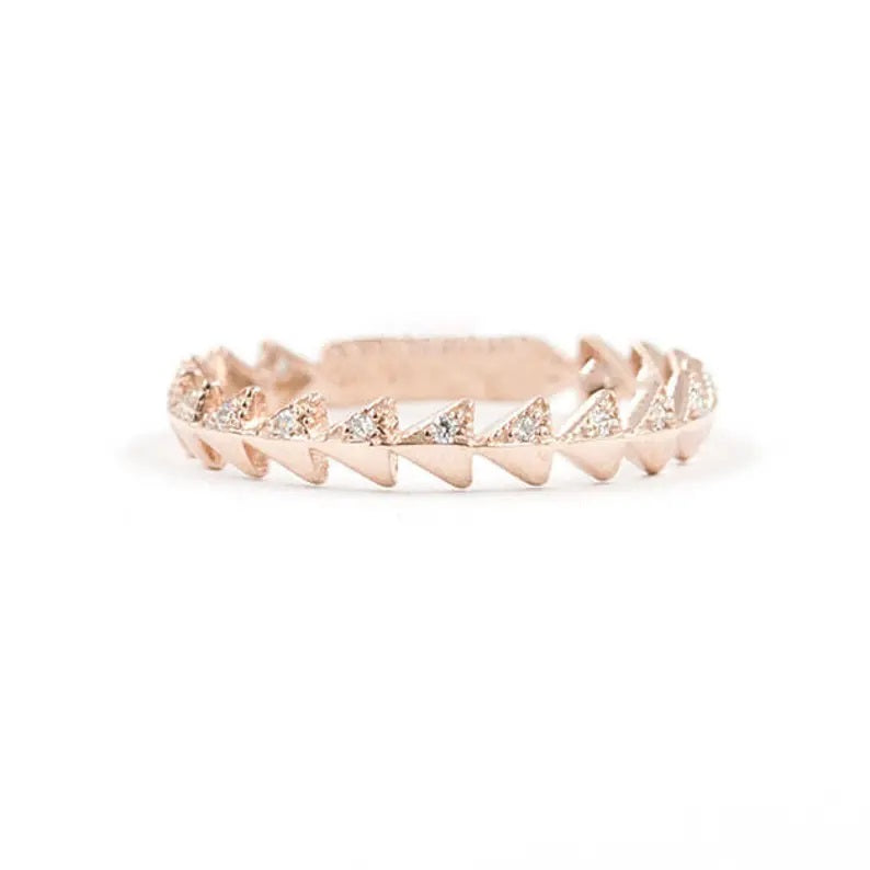 14K DIAMOND ARROW PATTERN BAND