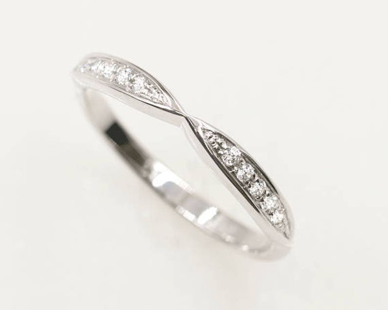 14K 0.10CT DIAMOND CENTER POINTED BAND