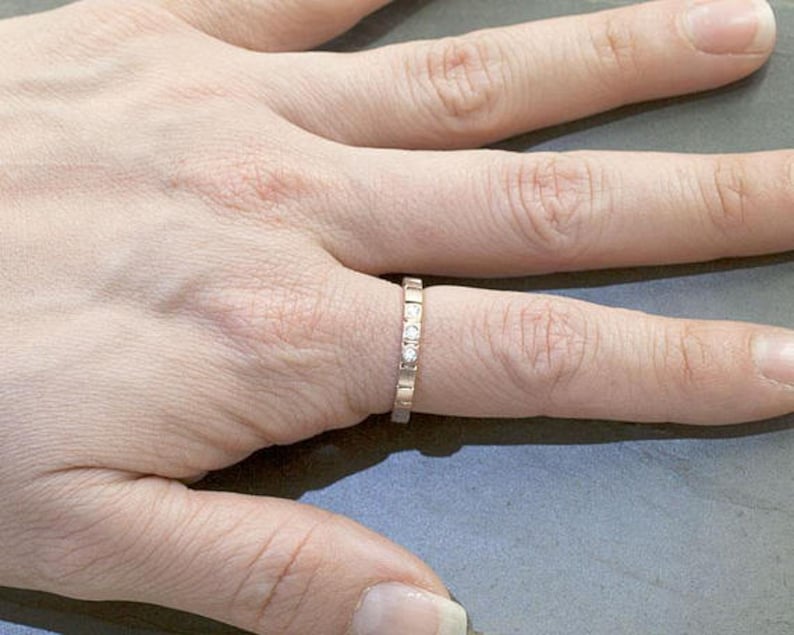 14K 3 DIAMOND SQUARE PATTERN BAND