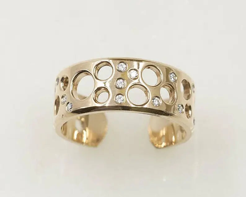 14K DIAMOND BACK OPENED CIRCLE PATTERN BAND