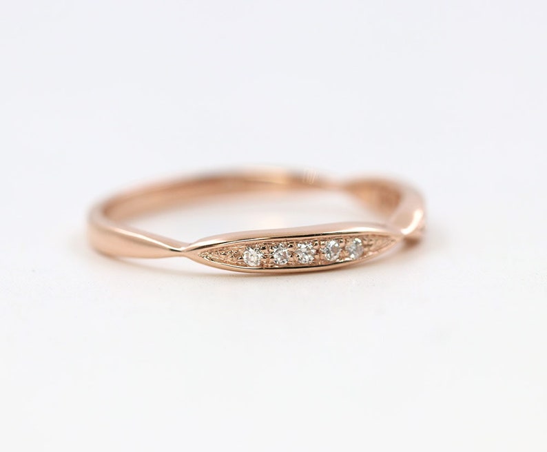 14K 0.10CT DIAMOND CENTER POINTED BAND