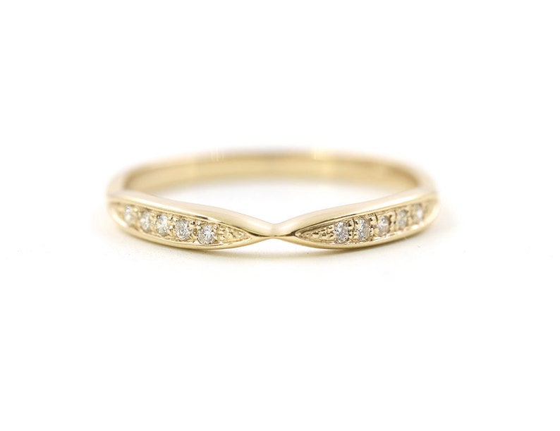 14K 0.10CT DIAMOND CENTER POINTED BAND