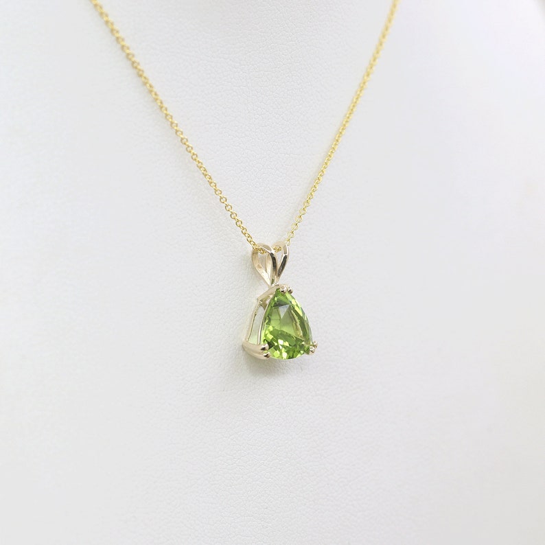 14K TRILLIONE PERIDOT SOLITAIRE NECKLACE