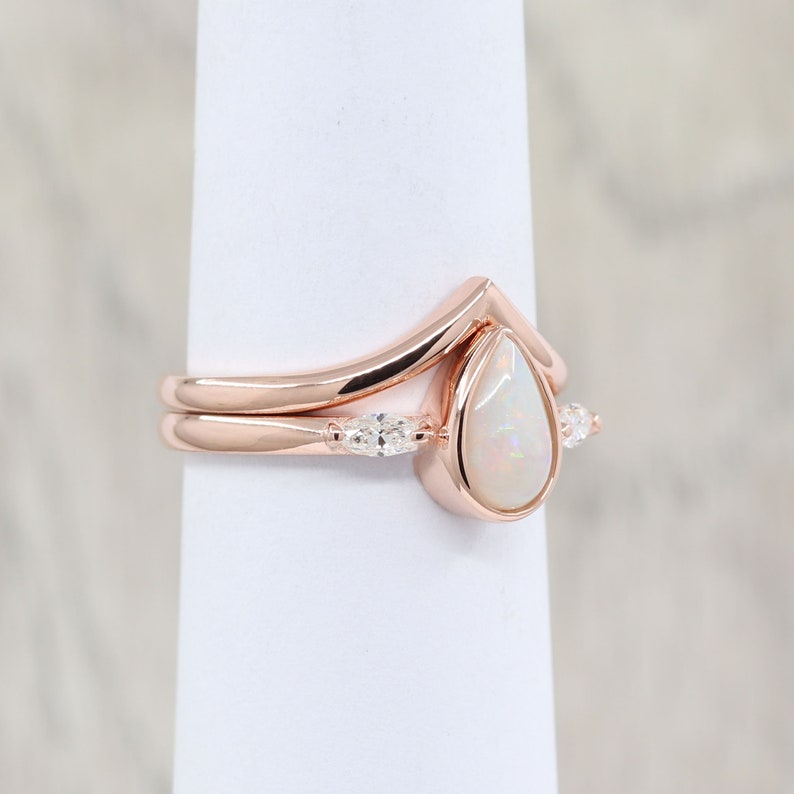 14K PEAR OPAL BEZEL RING PLAIN CHEVRON BAND 2 RING SET