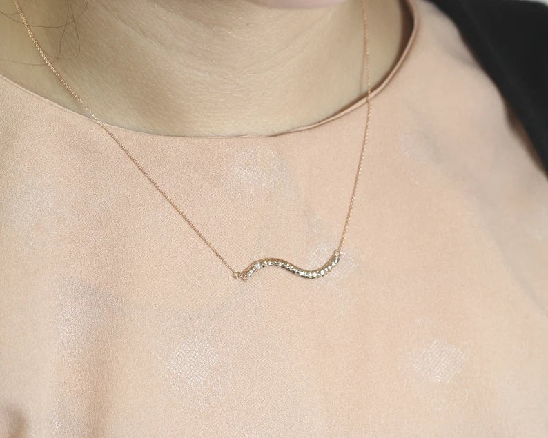 14K 1 DIAMOND HAMMERED WAVE BAR NECKLACE