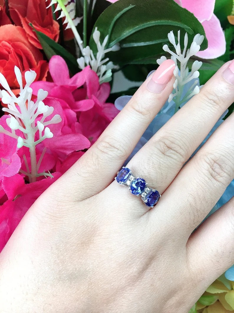 14K OVAL TANZANITE 4 DIAMOND BAND