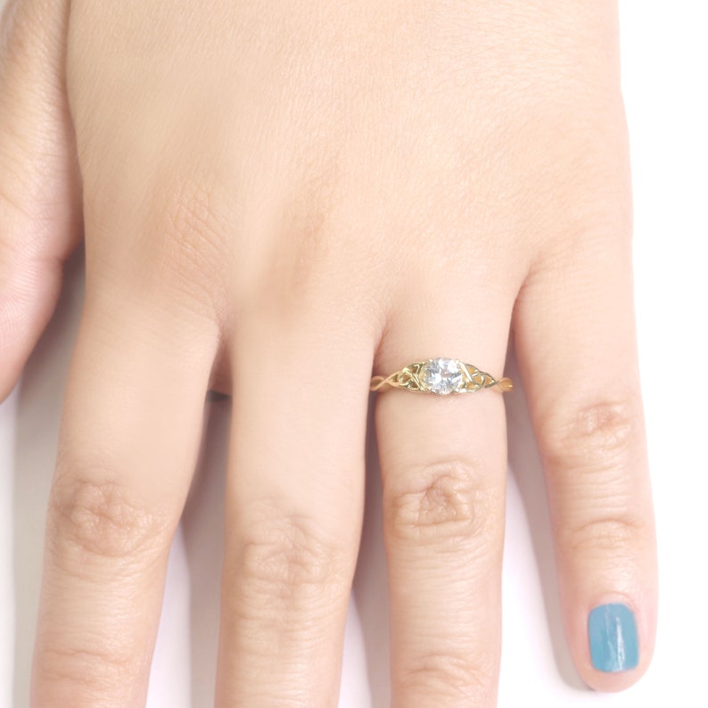 14K AQUAMARINE TWIST RING